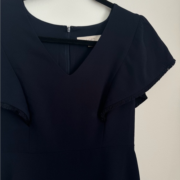 LOFT Navy Blue Flutter Sleeve V-Neck Solid Crepe Sheath Mini Dress Size 4P - Picture 3 of 8
